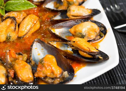 Fried mussels in a sauce of fresh tomatoes