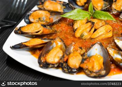 Fried mussels in a sauce of fresh tomatoes