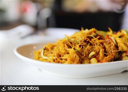 fried noodle with shrimp and curry