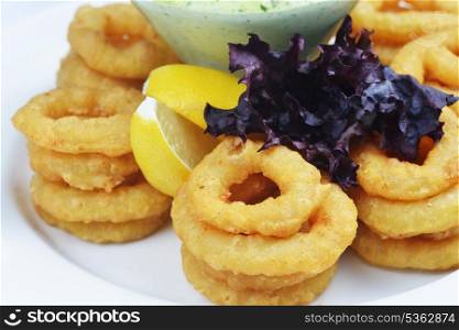 Fried onion rings with green souse