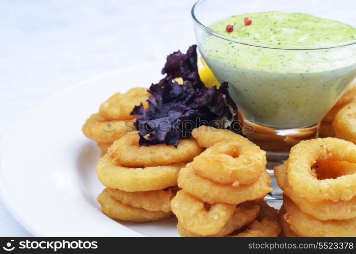 Fried onion rings with green souse