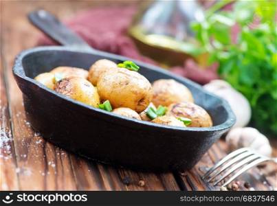 fried potato with salt in the pan