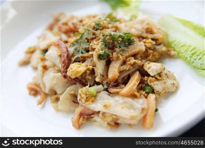 Fried rice noodle with chicken