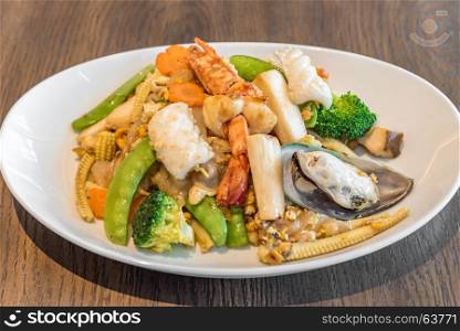 Fried rice noodle with seafood