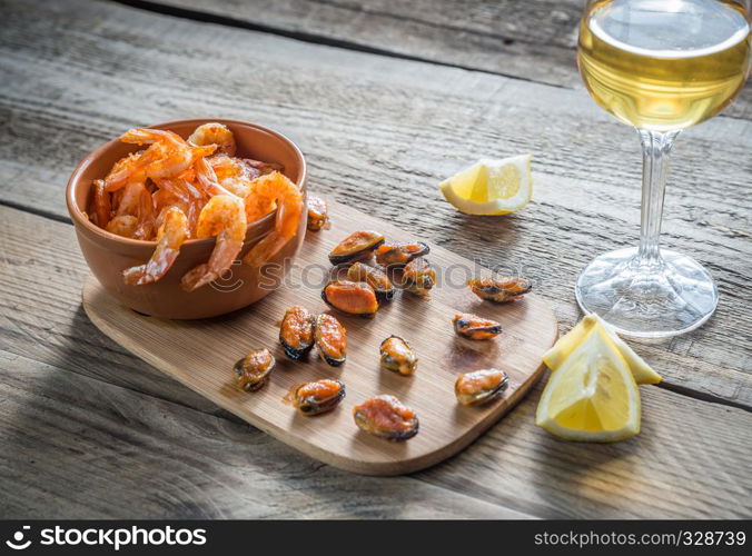 Fried shrimps and mussels with glass of white wine