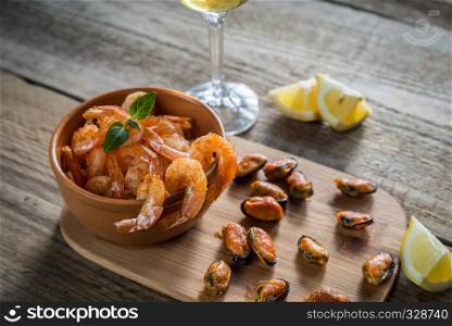 Fried shrimps and mussels with glass of white wine