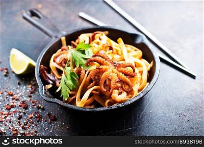 fried spaghetti with seafood in the pan