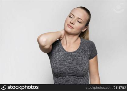 front view woman with neck pain_2