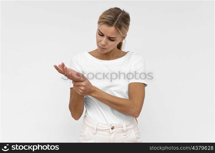 front view woman with wrist pain