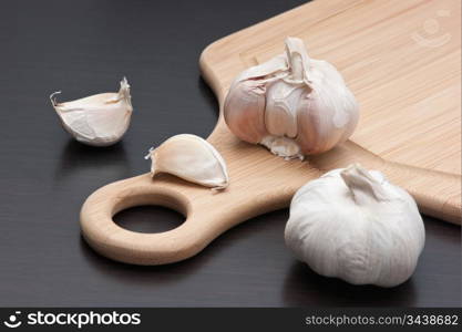 garlic on a kitchen cutting board