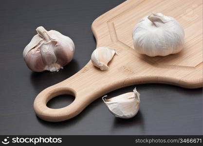 garlic on a kitchen cutting board