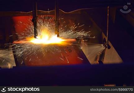 Gas cutting of the hot metal plate