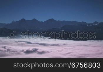 Gebirgskette Eigergruppe ragt aus dem vorbeiziehenden Wolkenmeer