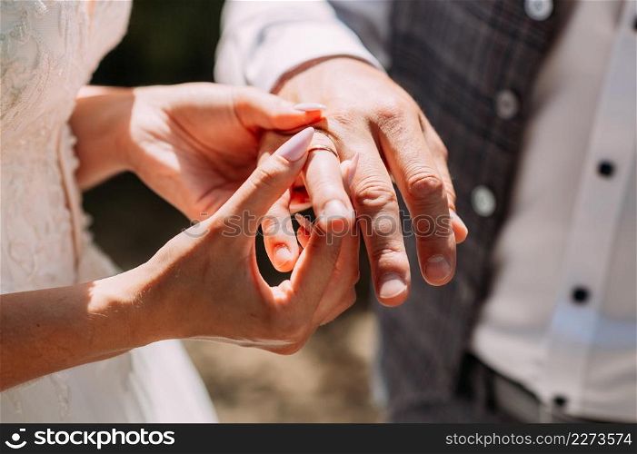 Gentle photo of wedding rings dressing.. The process of putting rings on the hand of the newlyweds 3947.