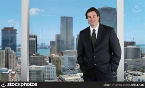 Geschaeftsmann stehend in seinem Buero - Skyline Hintergrund -- business man standing in his office - skyline background