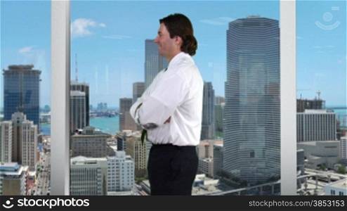 Geschaeftsmann wendet sich zur Kamera - Skyline Hintergrund -- business man turning towards camera - skyline background