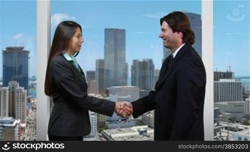 GeschSftspartner schntteln sich die HSnde - skyline version --- Business partners shaking hands - skyline version