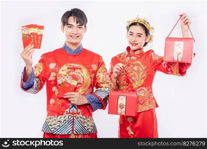 Gift money and red bag will be choosen to get - get to men and women who wear cheongsam for traditional day