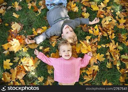 girl and boy lie on the grass