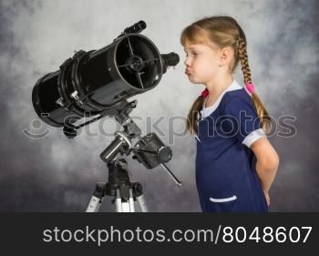 Girl disappointed by what he saw in the telescope