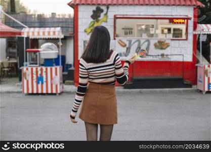 girl going food truck