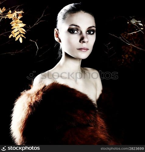 Girl in dark wood photo shooting on nature