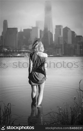 girl in the evening into the Hudson comes against the backdrop of Manhattan. Black and white photography