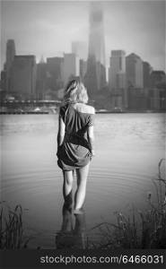 girl in the evening into the Hudson comes against the backdrop of Manhattan. Black and white photography