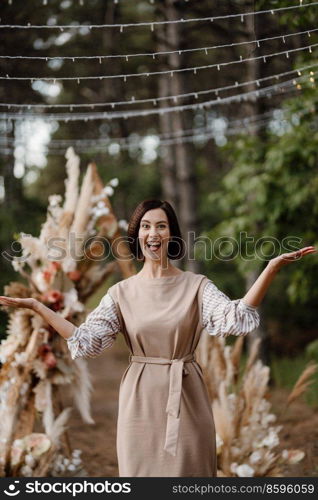 girl leading holidays and weddings against the backdrop of arches with a microphone