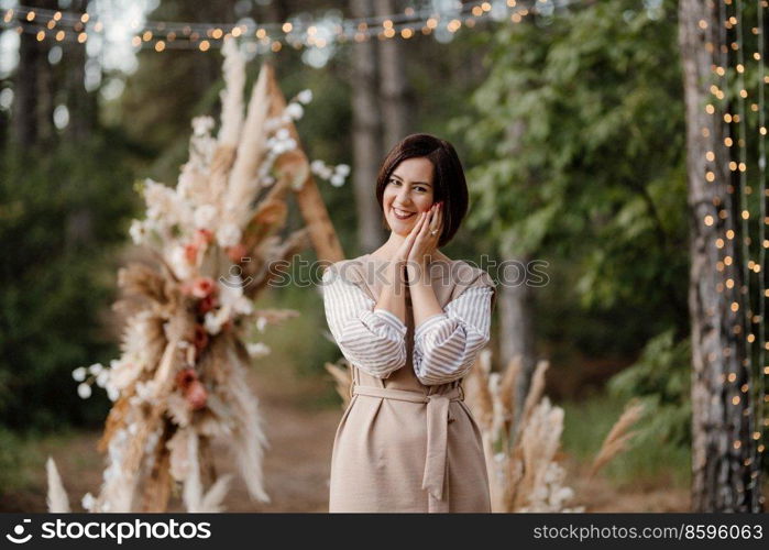 girl leading holidays and weddings against the backdrop of arches with a microphone