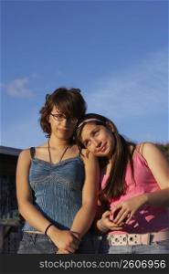 Girl leaning on a teenage girl&acute;s shoulder