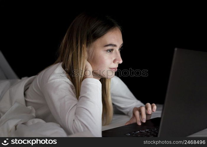 girl night bed with laptop