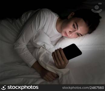 girl night bed with phone