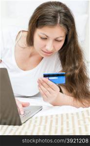 Girl pays buying without leaving your home online