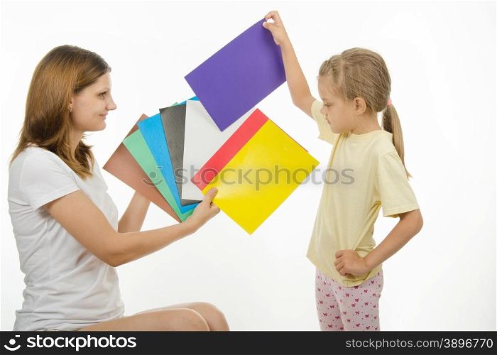 girl shows girl pictures with flowers, and the girl said what color the pictures