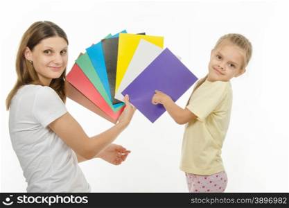 girl shows girl pictures with flowers, and the girl said what color the pictures