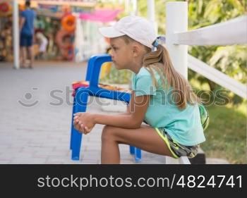 girl six years sitting in the street and waits