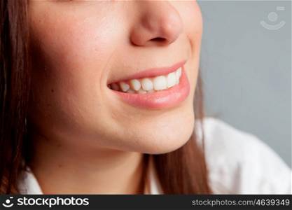 Girl smilig with a beautiful and white teeth