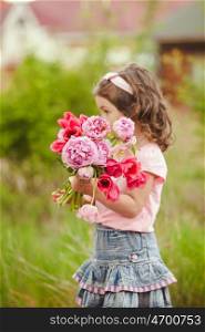 Girl with bouquet of pink flowers for mom on mother&amp;#39;s day selebratinf