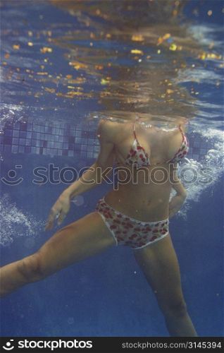 Glam underwater shoot. Babe wears Bikini and swims around.