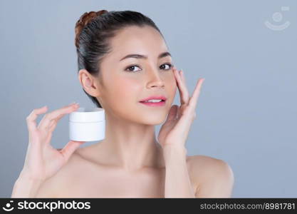 Glamorous beautiful perfect cosmetic skin with soft makeup woman portrait hold mockup jar cream or moisturizer for skincare treatment and anti-aging product advertisement in isolated background.. Glamorous perfect skin woman advertising mockup moisturizer jar.