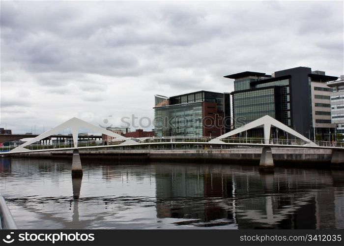 Glasgow: pedestrian bridge of modern design, close to the financial center