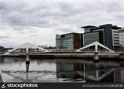 Glasgow: pedestrian bridge of modern design, close to the financial center