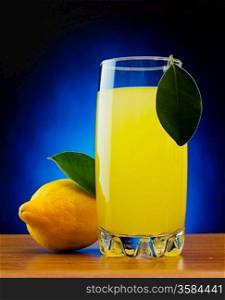 glass of lemonade and lemon