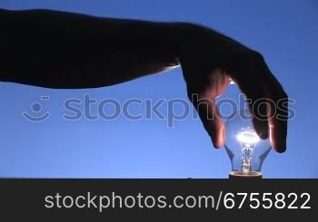 Glnhbirne wird gegen Energiesparlampe ausgetauscht, blauer Hintergrund