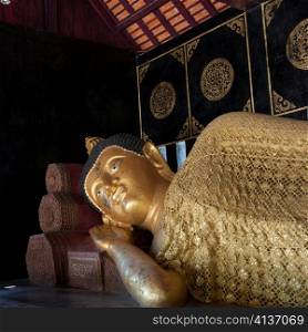 Golden statue of reclining Buddha at Wat Chedi Luang, Chiang Mai, Thailand