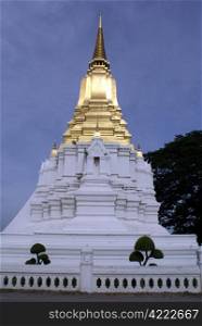 Golden stupa Phra Chedi Sri Suriyothai in Ayuthaya, Thailand
