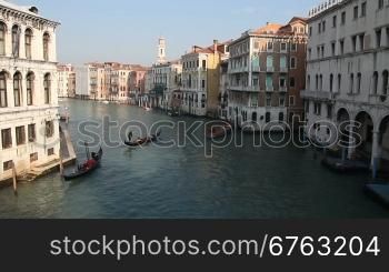 Gondelfahrt auf einem Kanal und Hausfassaden in Venedig