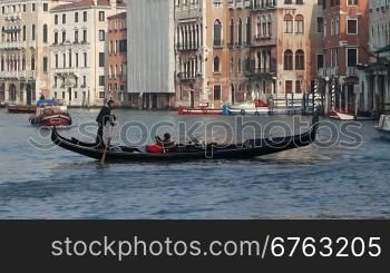 Gondelfahrt auf einem Kanal und Hausfassaden in Venedig