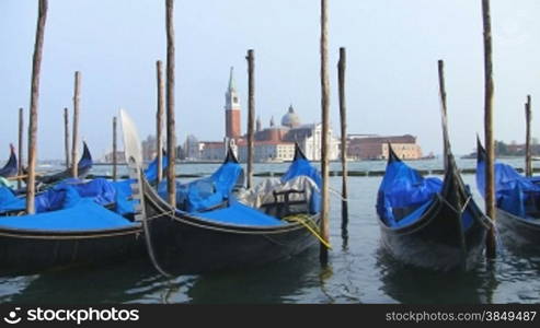 Gondeln die im Wasser liegen